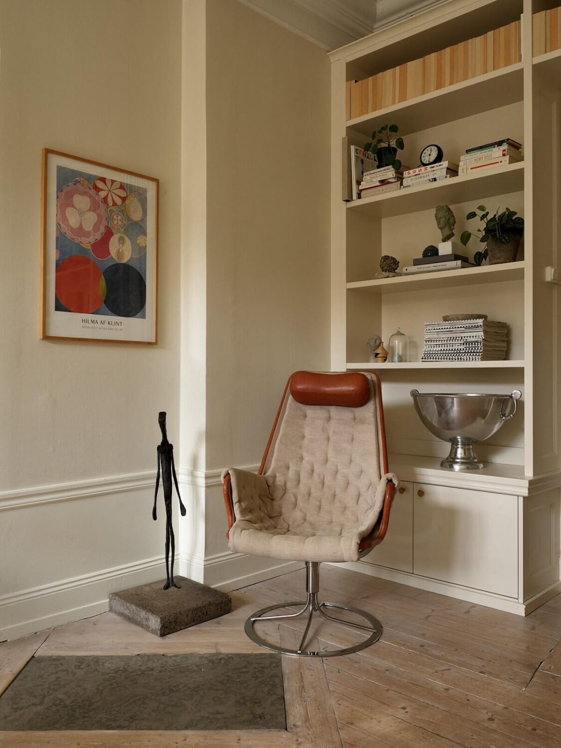 Beige Walls in a Serene Family Apartment in Sweden 5 bookshelves-reading-nook-serene-apartment-nordroom