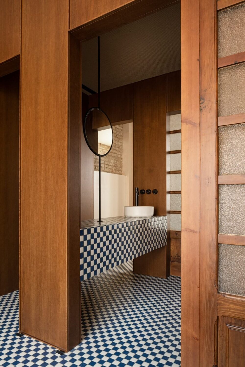 Interior Design Trends for 2024: Comfort, Nature, and Warmth 21 checkerboard-bathroom-floor-sink-nordroom