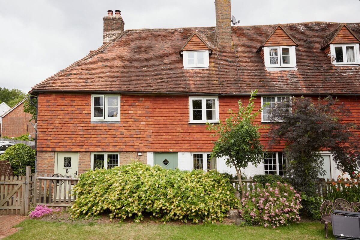 An English Cottage with a Coral Pink Kitchen 19 english-brick-cottage-nordroom
