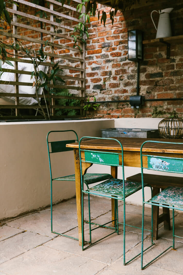 A Georgian House in England with Bold Color Pops 30 garden-seating-vintage-chairs-nordroom