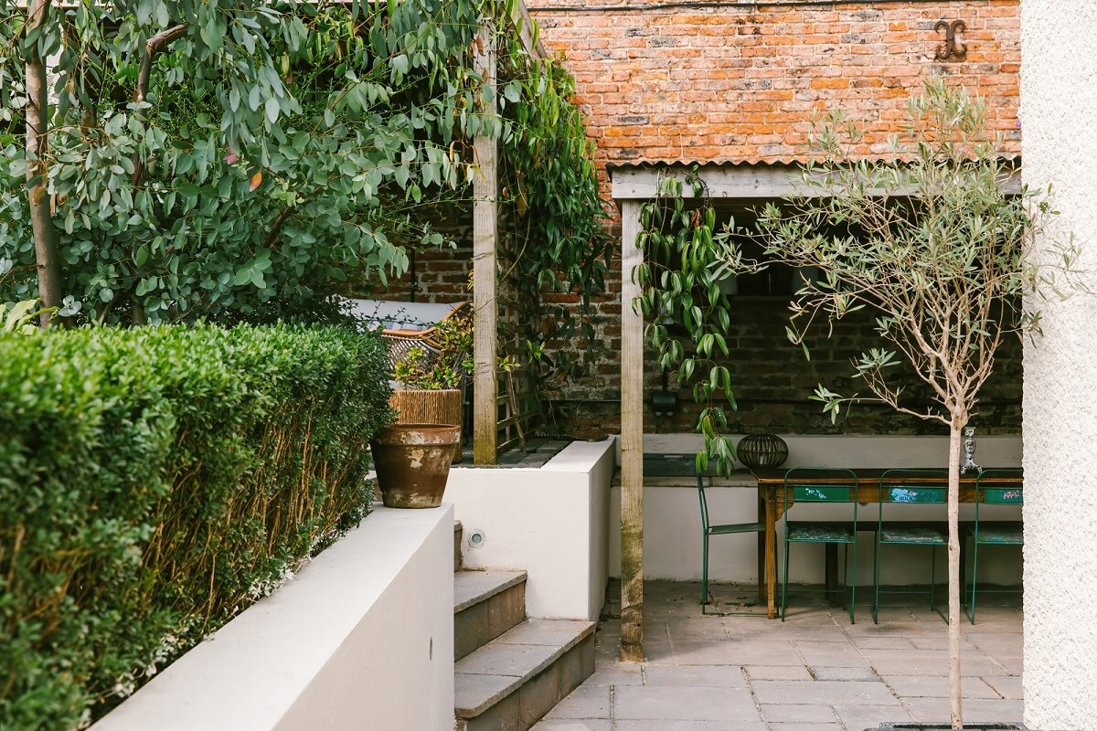 A Georgian House in England with Bold Color Pops 29 garden-terrace-english-home-nordroom