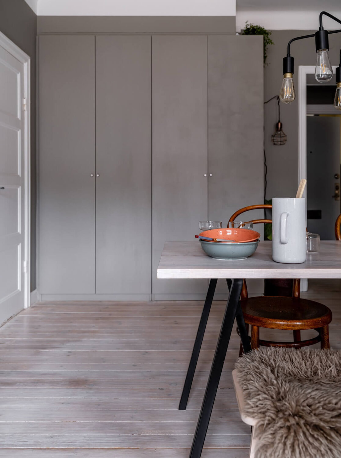 A Gray Nordic Apartment with a Terracotta Bedroom 11 gray-painted-built-in-closets-nordroom