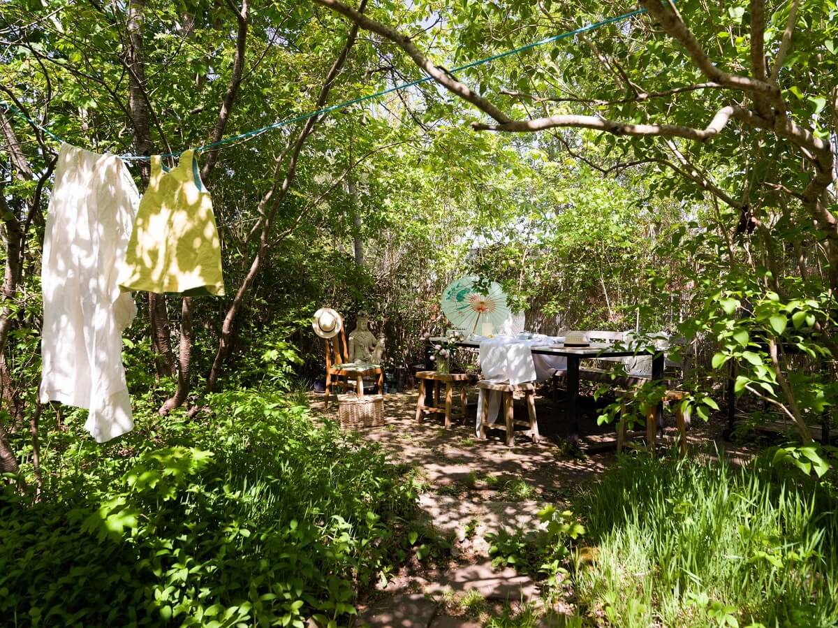 A Rustic Log Cabin With A Green Bathroom 18 green-garden-outdoor-dining-table-nordroom