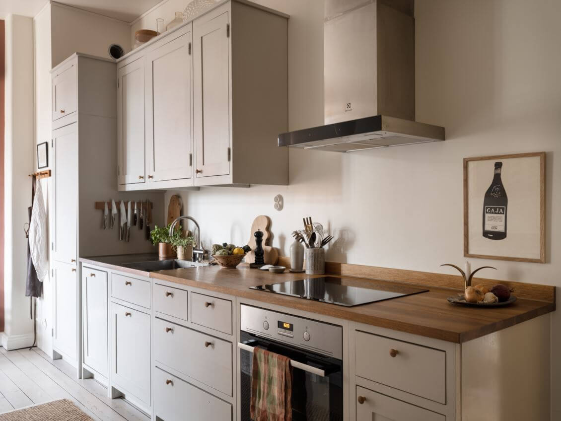 A Pink Kitchen Wall in a Scandinavian Apartment 11 lightvgray-kitchen-cabinets-nordroom