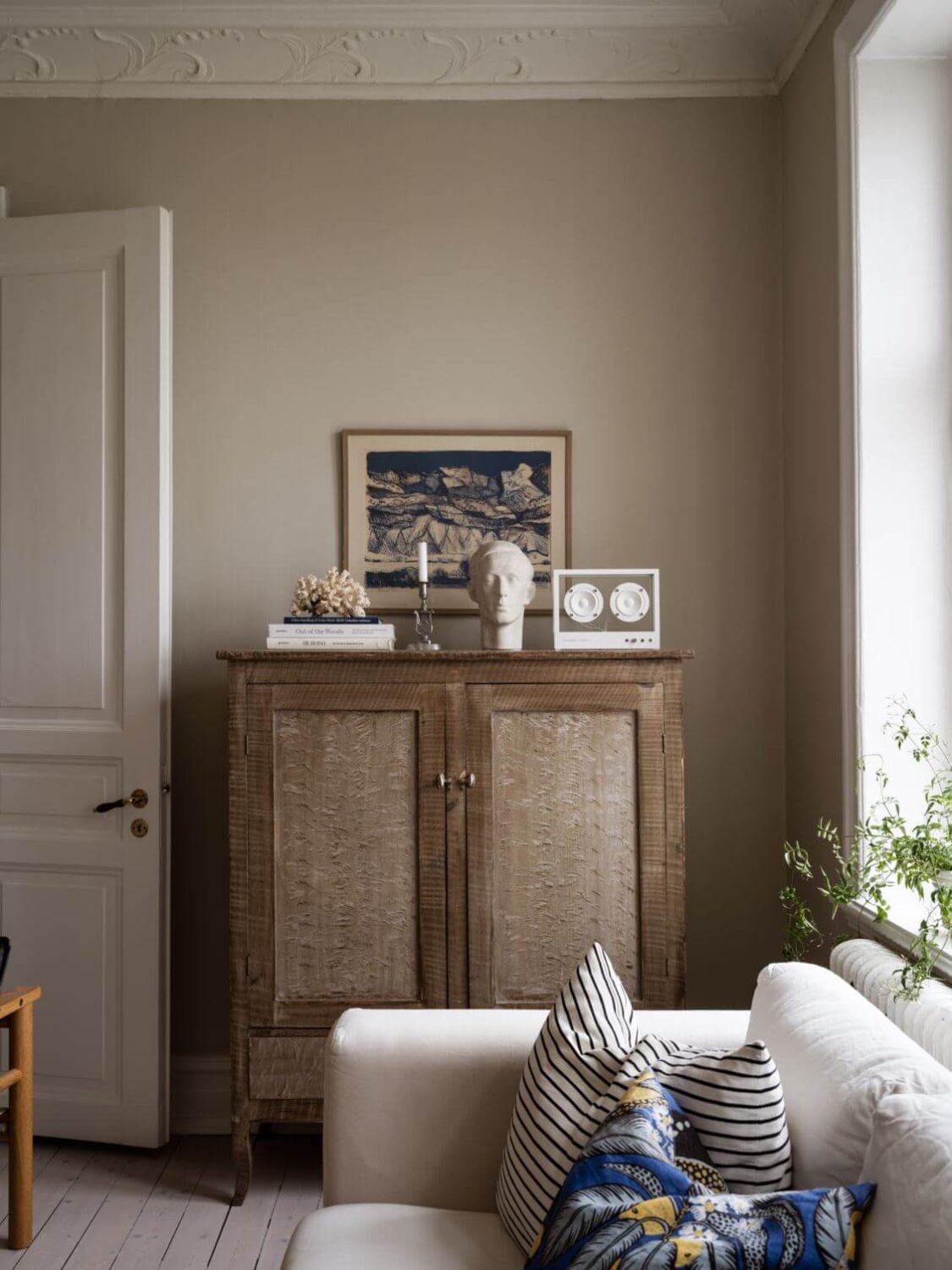 A Pink Kitchen Wall in a Scandinavian Apartment 3 living-room-beige-walls-nordroom