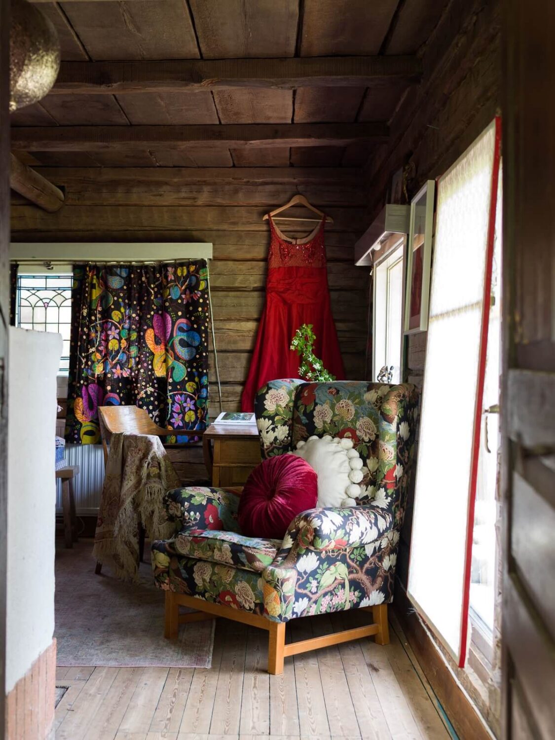 A Rustic Log Cabin With A Green Bathroom 6 log-cabin-interior-wooden-walls-patterned-armchair-nordroom