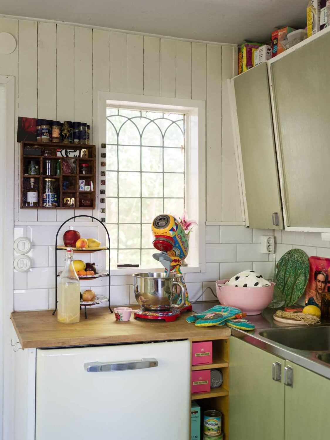 A Rustic Log Cabin With A Green Bathroom 5 midcentury-style-kitchen-inner-window-log-cabin-nordroom