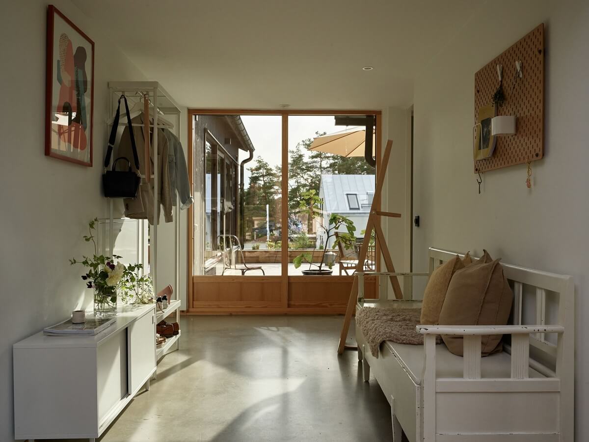 A Small Historic Swedish House with a Modern Extension 9 modern-hallway-with-bench-nordroom