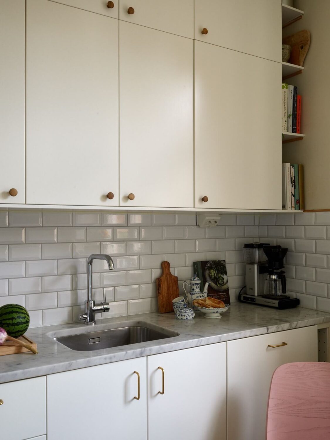 Beige Walls in a Serene Family Apartment in Sweden 10 modern-kitchen-narrow-open-cabinets-nordroom
