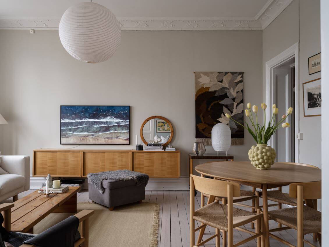 A Pink Kitchen Wall in a Scandinavian Apartment 4 round-wooden-table-living-room-beige-walls-nordroom