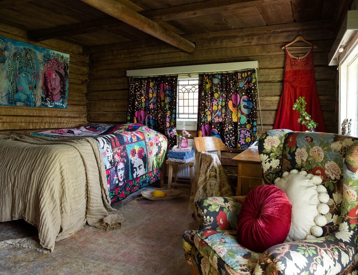 A Rustic Log Cabin With A Green Bathroom 7 rustic-log-cabin-bedroom-colorful-textiles-nordroom
