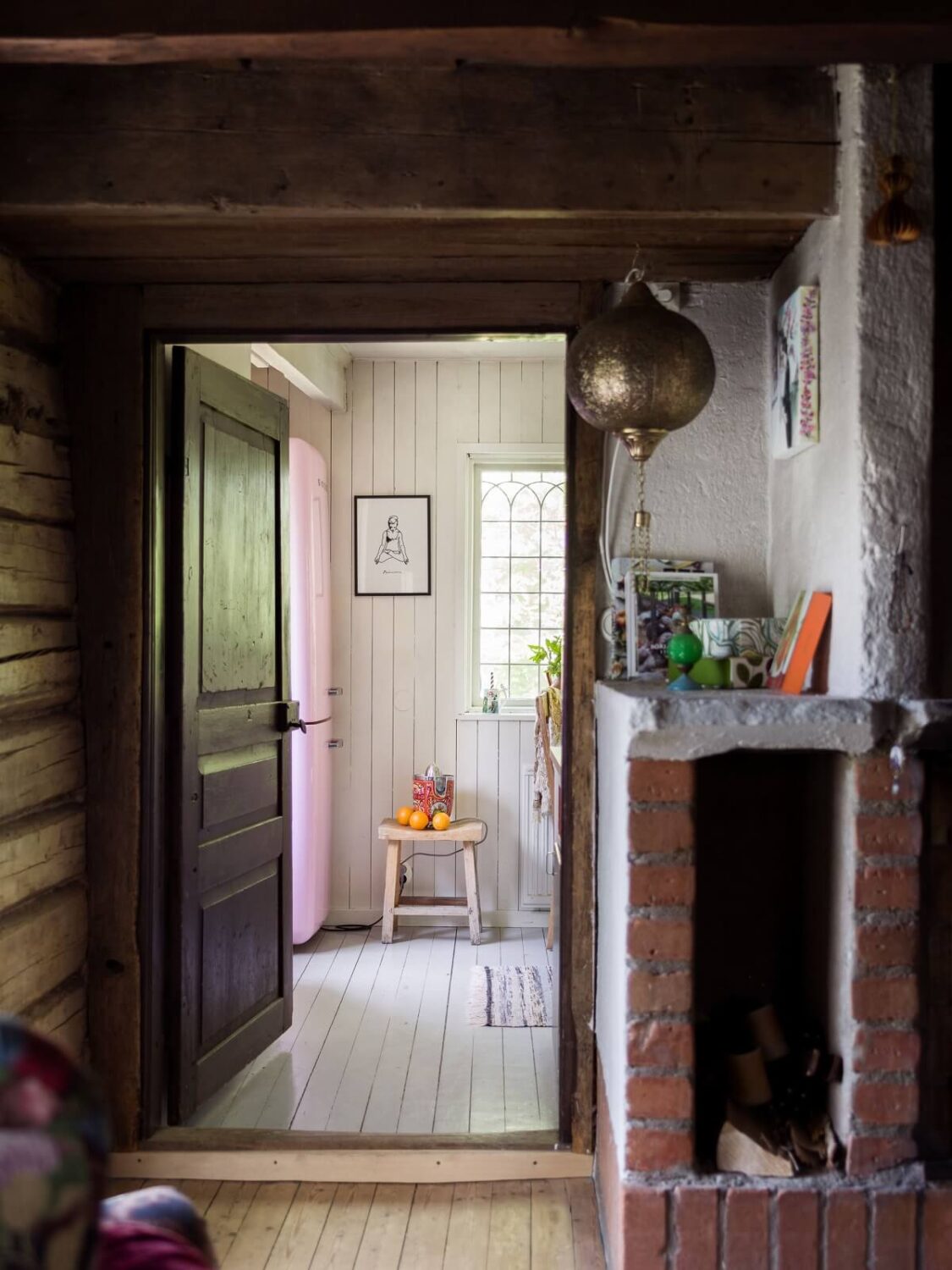 A Rustic Log Cabin With A Green Bathroom 11 rustic-log-cabin-wooden-beams-nordroom