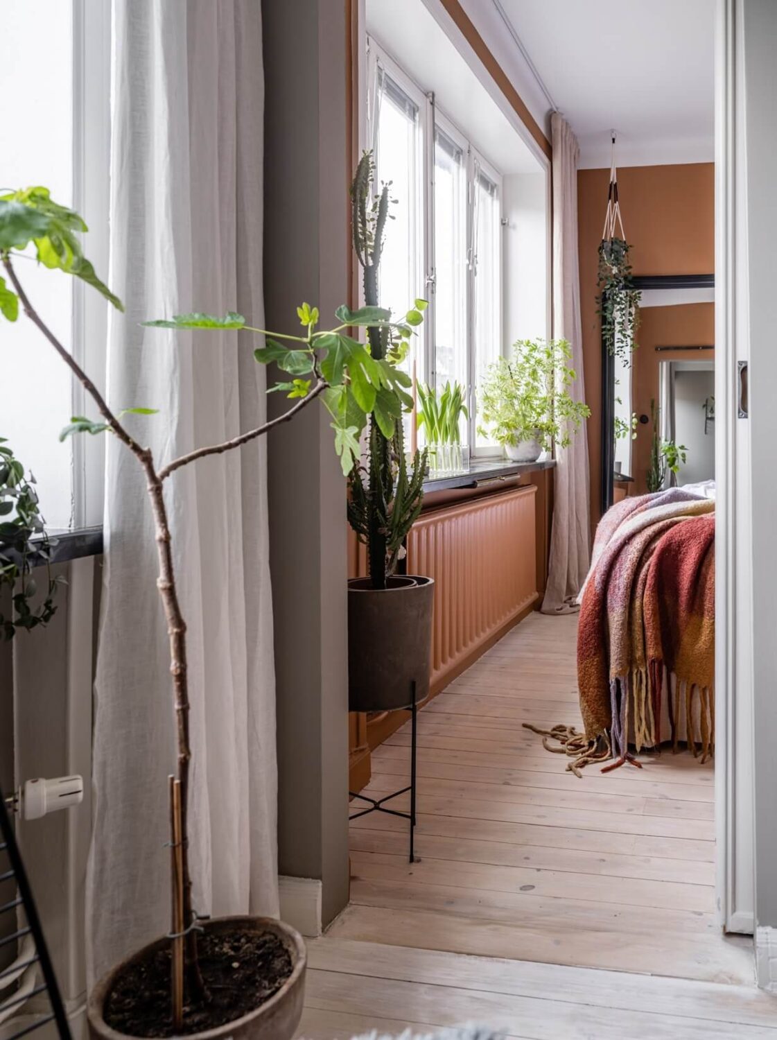 A Gray Nordic Apartment with a Terracotta Bedroom 16 small-apartment-earthy-bedroom-color-ordroom
