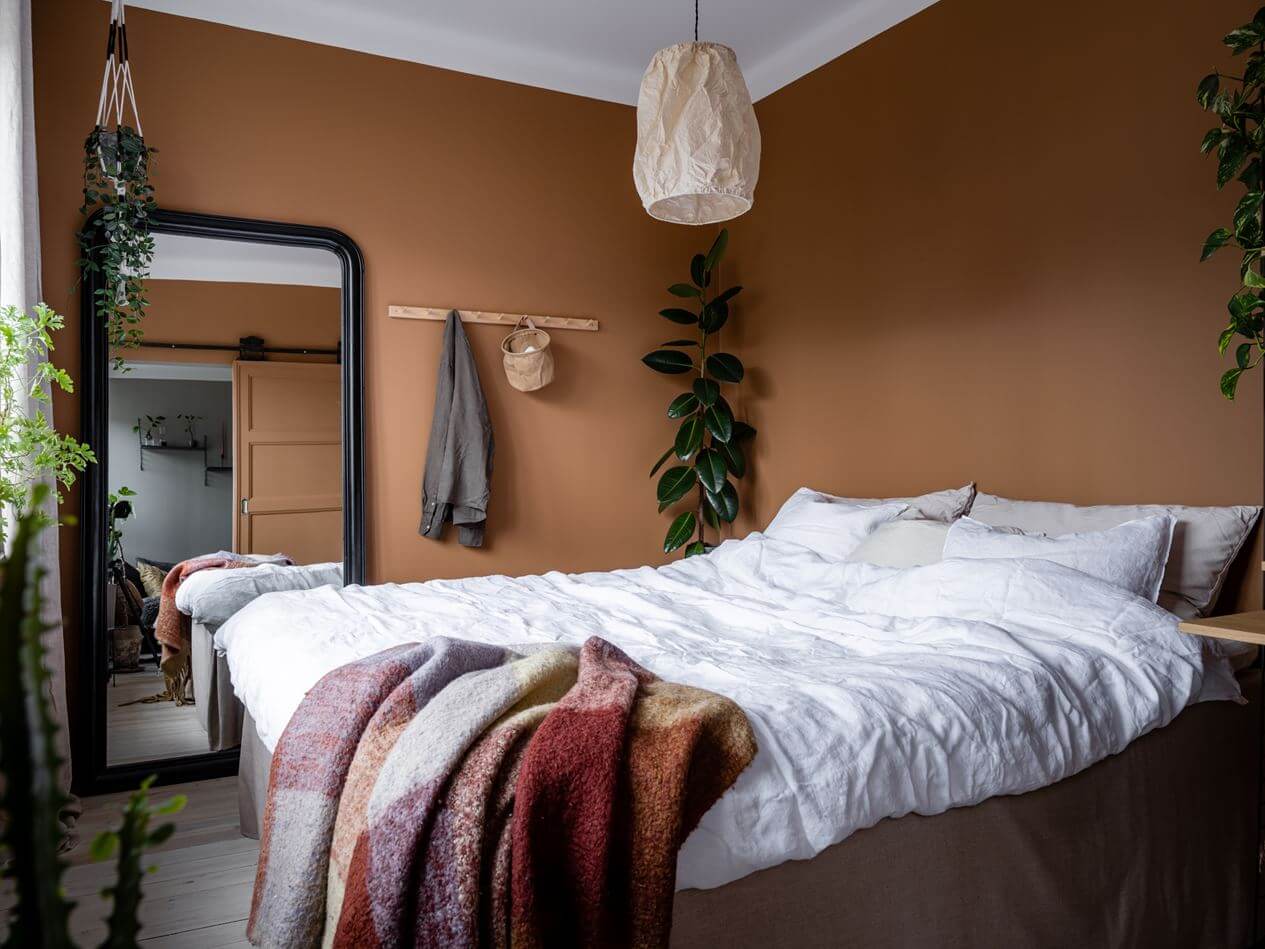 A Gray Nordic Apartment with a Terracotta Bedroom 17 small-bedroom-earthy-terracotta-wall-color-nordroom