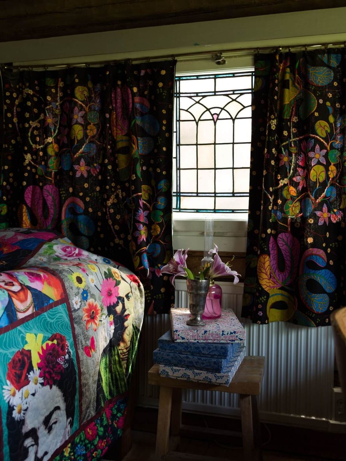 A Rustic Log Cabin With A Green Bathroom 8 svenskt-tenn-curtain-colorful-log-cabin-bedroom-nordroom