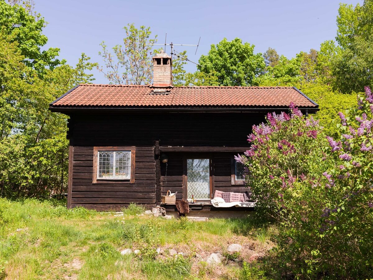 A Rustic Log Cabin With A Green Bathroom 21 swedish-log-cabin-nordroom
