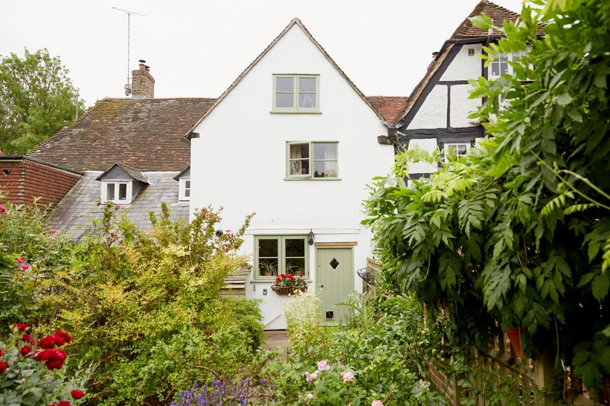 An English Cottage with a Coral Pink Kitchen 14 white-facade-english-cottage-garden-nordroom