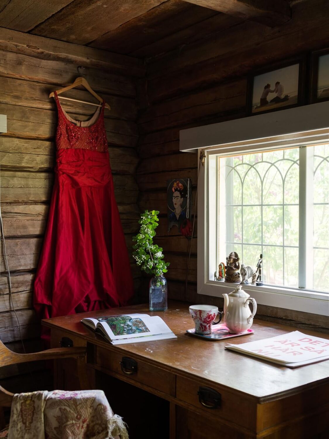 A Rustic Log Cabin With A Green Bathroom 9 writing-desk-log-cabin-interior-nordroom