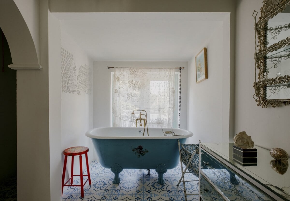 Pearl Lowe's Vintage Boho English Beach House is For Sale 12 bathroom-clawfoot-bath-pearl-lowe-vintage-boho-beach-house-nordroom