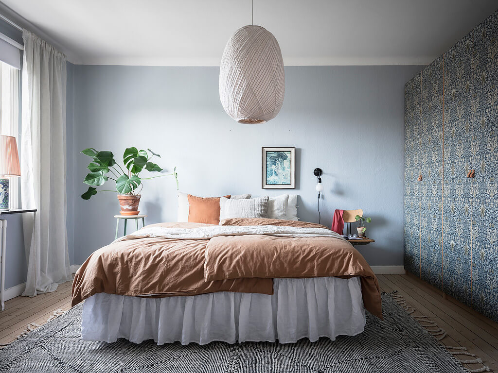 Sherwin-Williams Color of the Year 2024: Upward 27 bedroom-light-blue-accent-wall-william-morris-wallpaper-nordroom