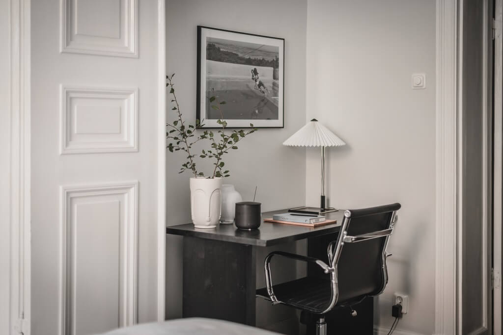 A Dark Gray Painted Ceiling in a Scandi Apartment 16 black-desk-gray-bedroom-nordroom