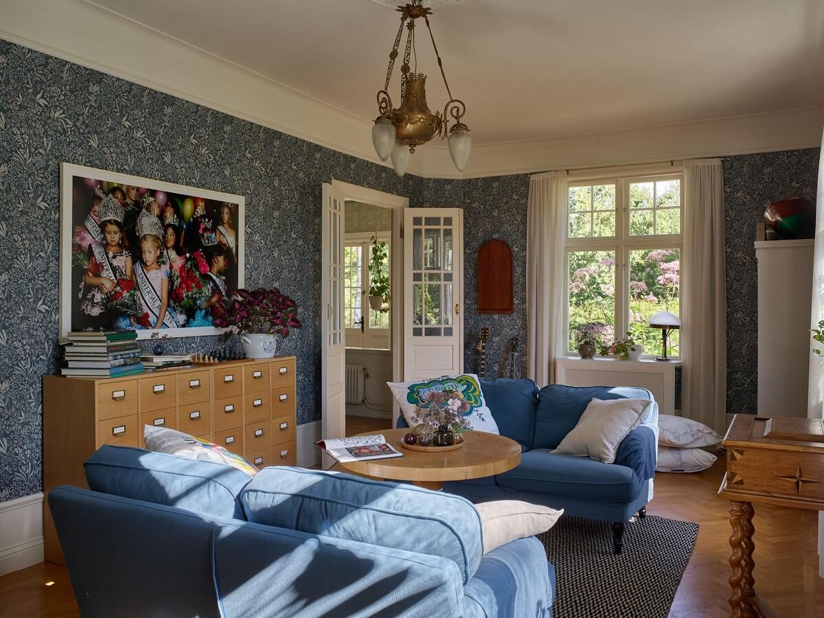 A Beautiful Swedish Country House with a Large Garden 13 blue-living-room-wallpaper-nordroom