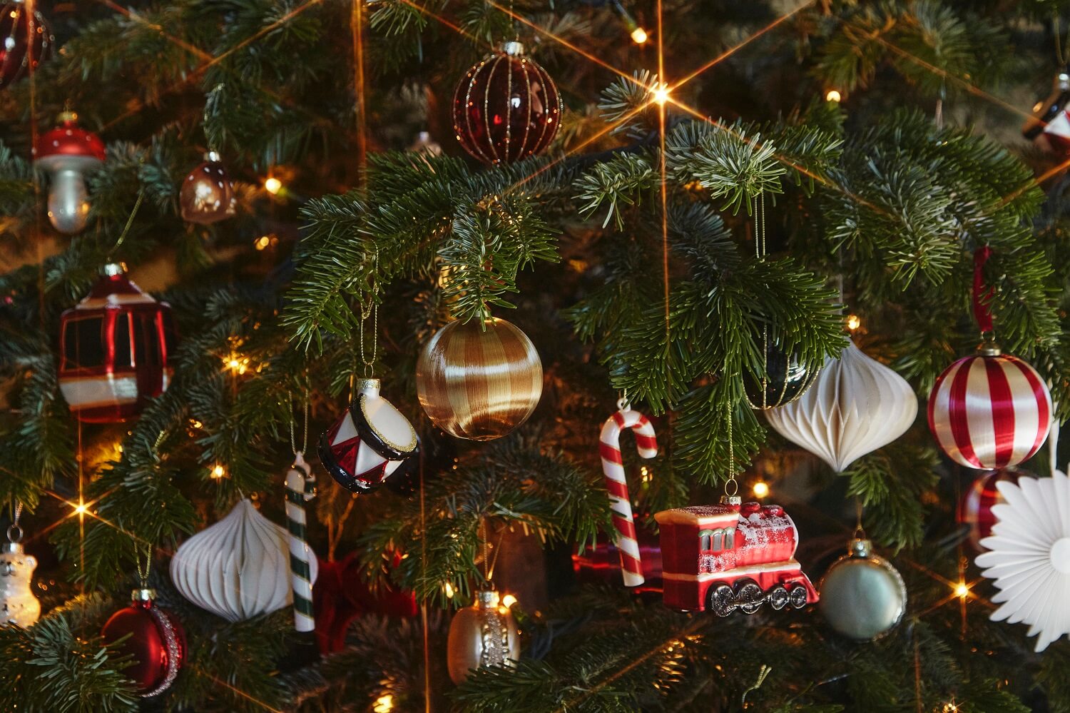 H&M HOME Christmas 2023: A Glittery and Joyful Holiday Season 19 christmas-tree-ornaments