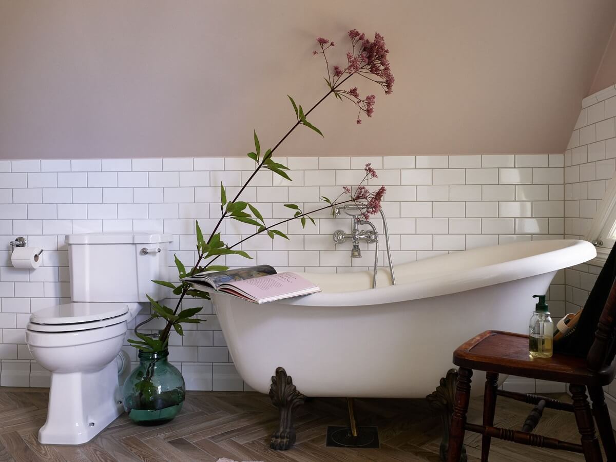 A Beautiful Swedish Country House with a Large Garden 29 clawfoot-bath-pink-walls-nordroom