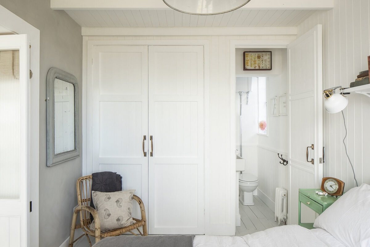 A Bright Coastal Home with Blue Color Accents in England 10 coastal-bedroom-en-suite-bathroom