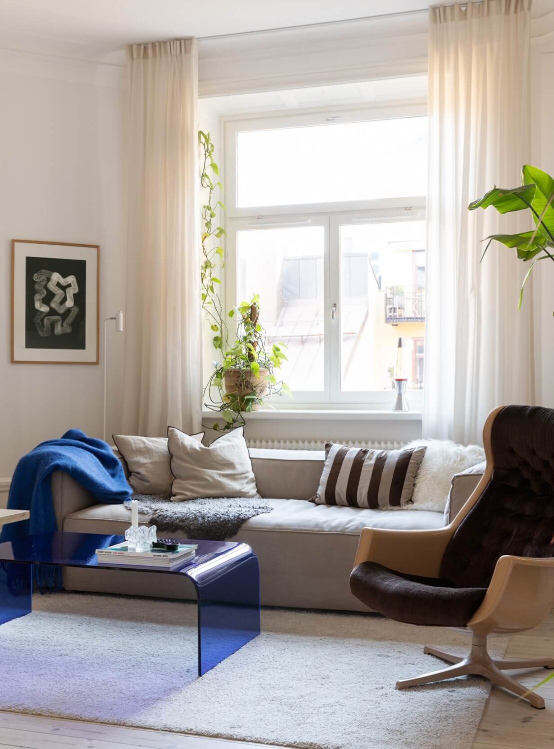 Interior Design Trends for 2024: Comfort, Nature, and Warmth 47 cobalt-blue-coffee-table-throw-living-room-interior-trends-nordroom