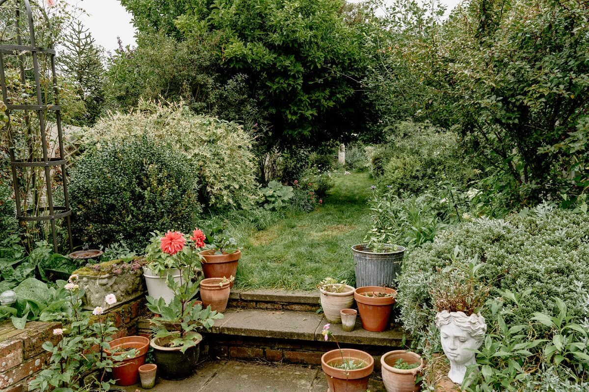A Charming English Cottage with Color Accents 18 cottage-garden-england-nordroom