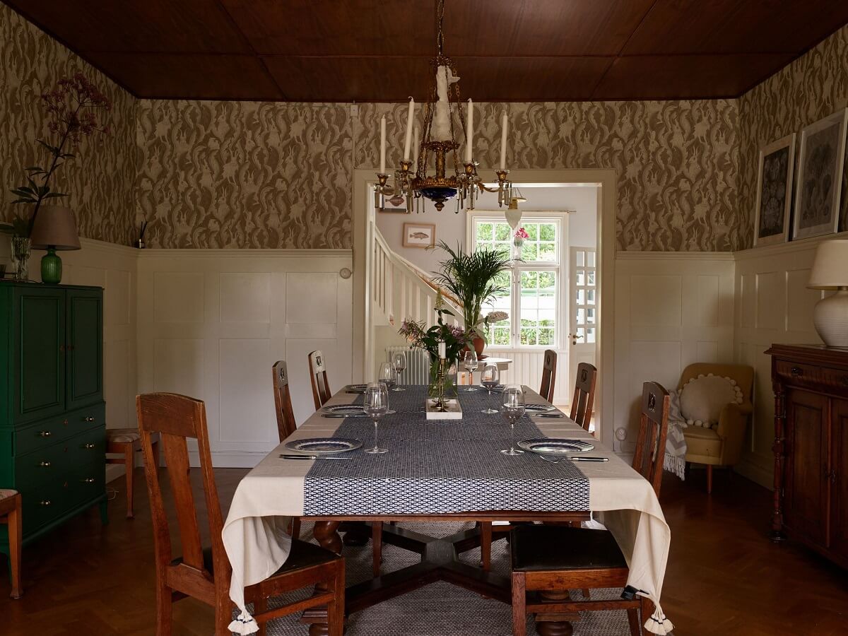 A Beautiful Swedish Country House with a Large Garden 11 dining-room-wallpaper-wooden-ceiling-nordroom