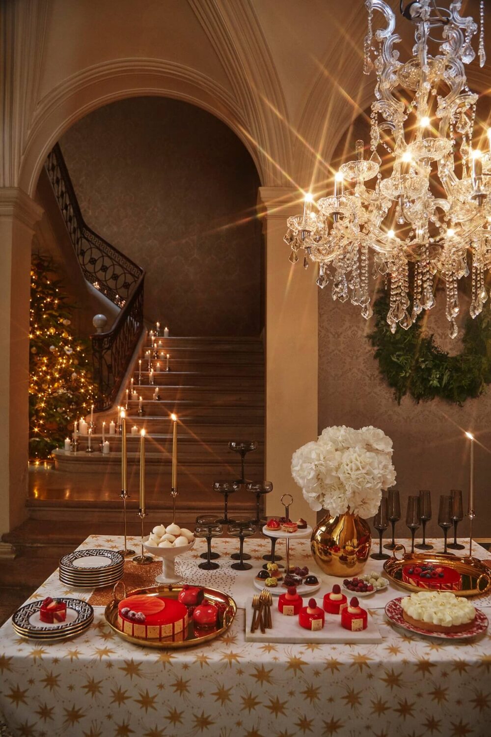 H&M HOME Christmas 2023: A Glittery and Joyful Holiday Season 14 dining-table-hm-home-christmas-2023-nordroom