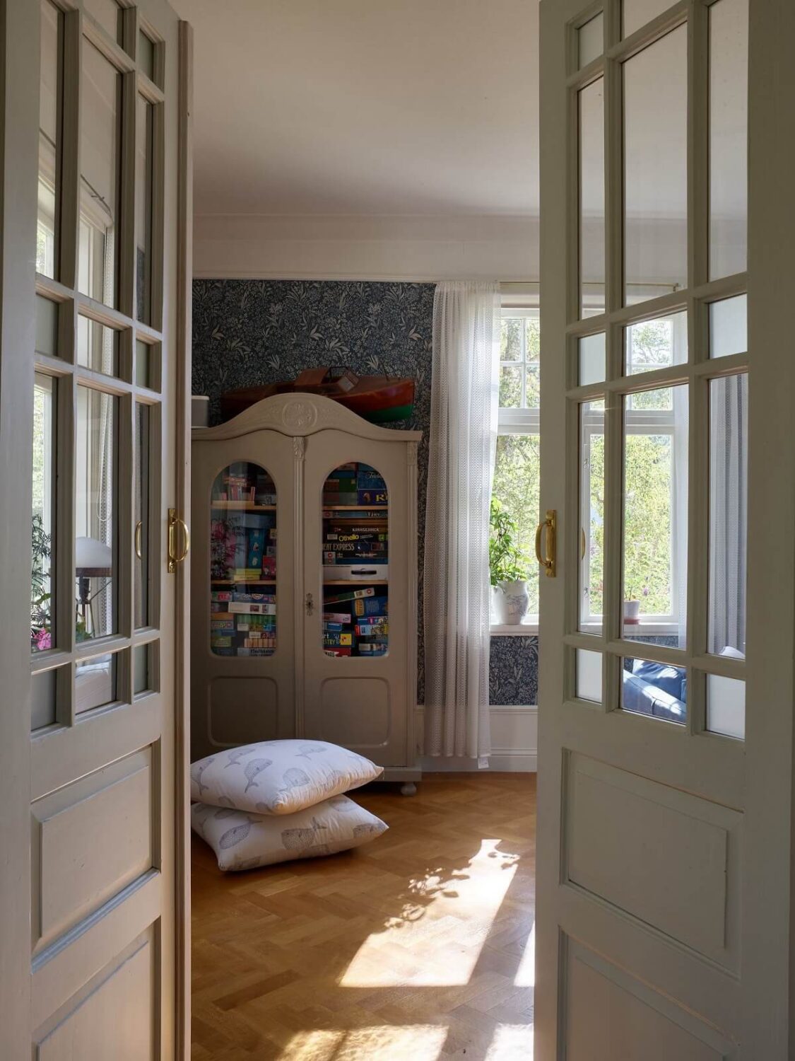 A Beautiful Swedish Country House with a Large Garden 12 double-glass-wooden-doors-living-room-blue-wallpaper-nordroom
