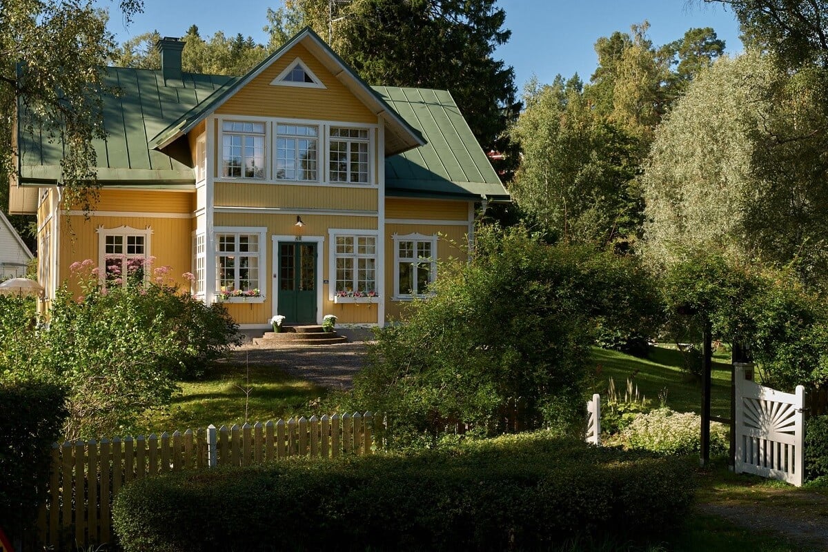 A Beautiful Swedish Country House with a Large Garden 44 exterior-garden-yellow-swedish-house-nordroom