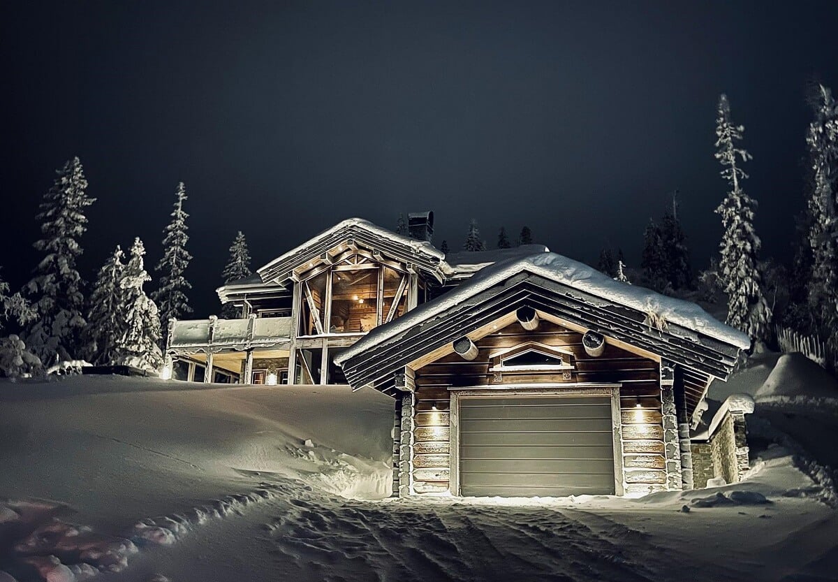 A Modern Rustic Log House in Sweden 18 exterior-log-house-in-the-snow-nordroom