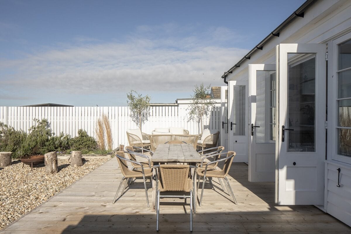 A Bright Coastal Home with Blue Color Accents in England 19 garden-outdoor-terrace-coastal-home-england