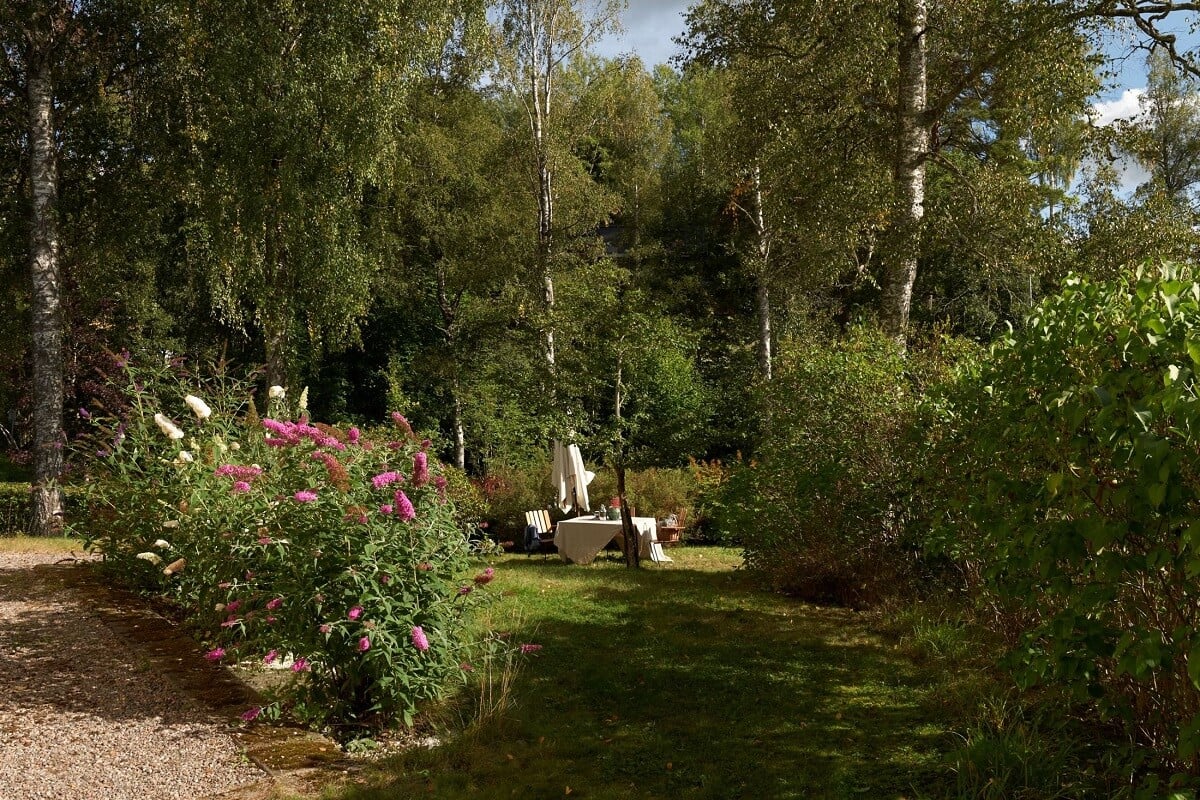 A Beautiful Swedish Country House with a Large Garden 37 green-garden-swedish-countryside-nordroom