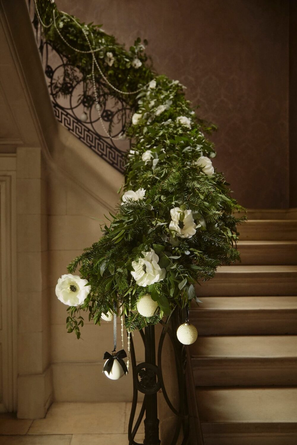 H&M HOME Christmas 2023: A Glittery and Joyful Holiday Season 9 hm-home-christmas-2023-stair-banister-garland-nordroom