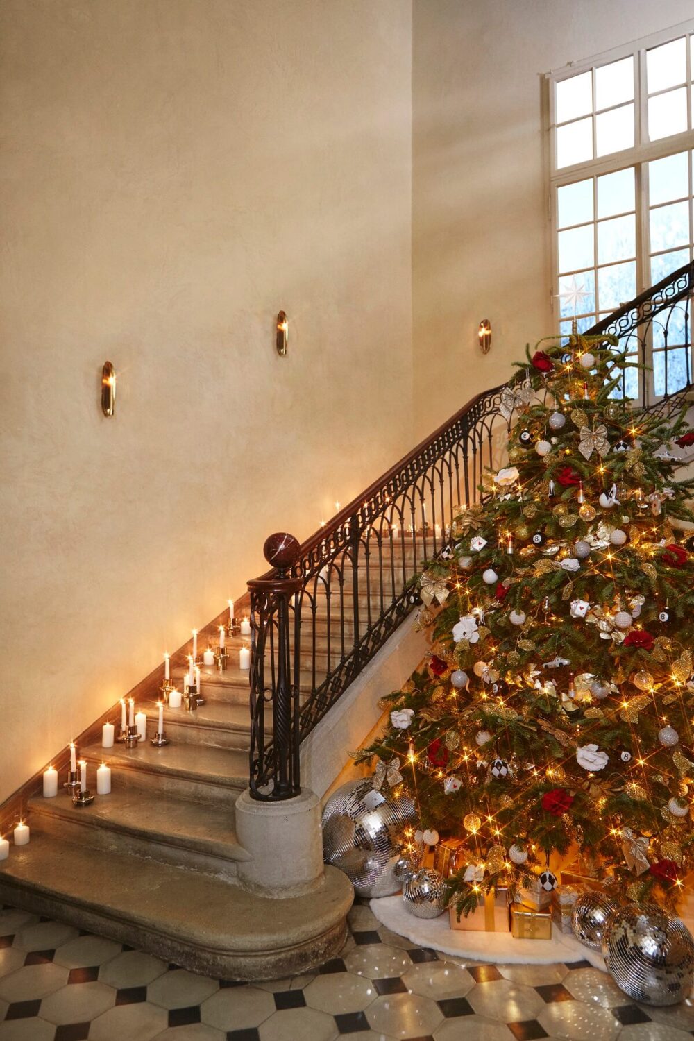 H&M HOME Christmas 2023: A Glittery and Joyful Holiday Season 8 hm-home-christmas-2023-staircase-decor-nordroom