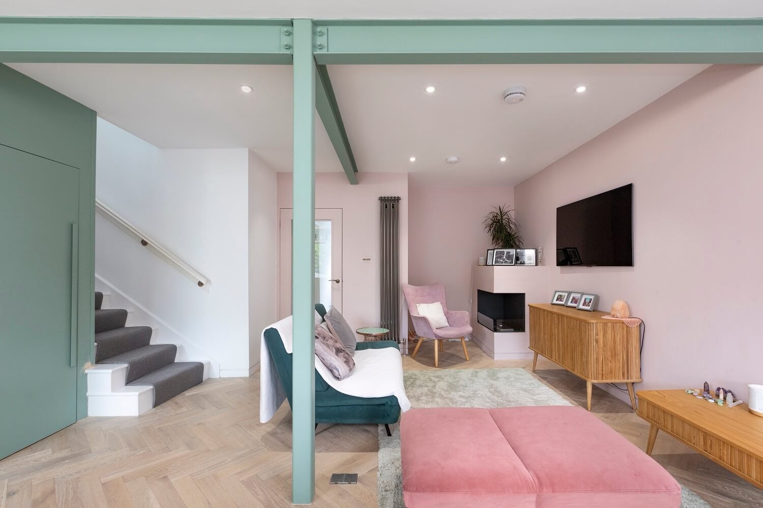 An Open-Plan Living and Kitchen in Green and Pink Tones 10 open-plan-living-kitchen-pink-walls-green-accents-nordroom