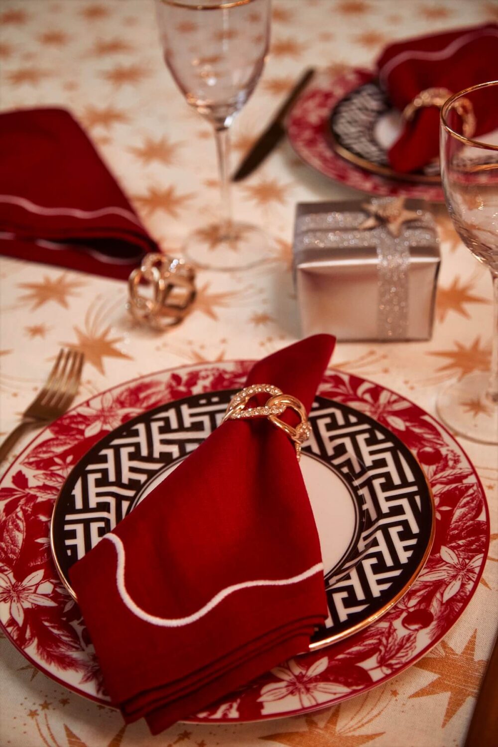 H&M HOME Christmas 2023: A Glittery and Joyful Holiday Season 15 red-table-setting-hm-home-christmas-nordroom