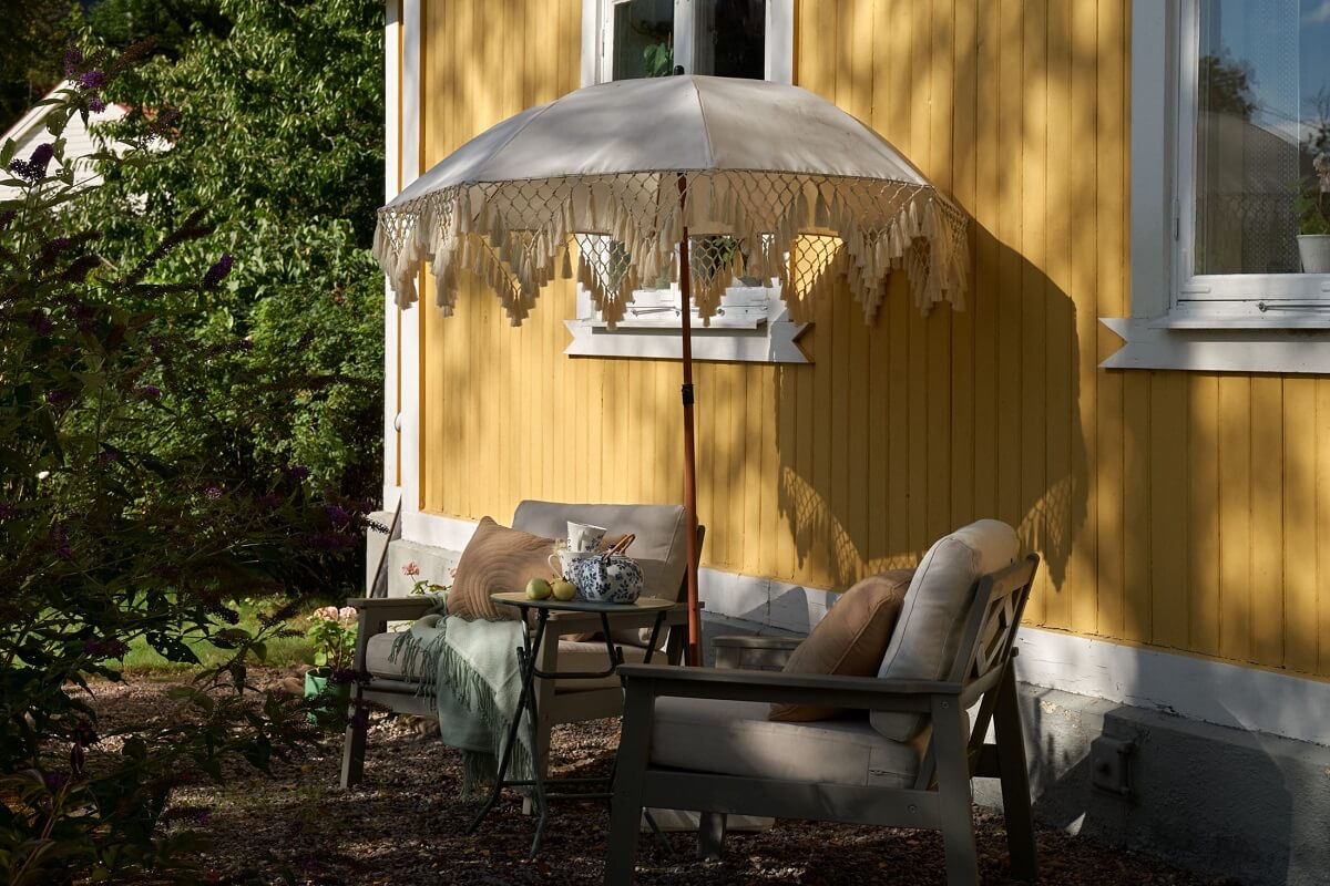 A Beautiful Swedish Country House with a Large Garden 35 seating-area-yellow-swedish-house-nordroom
