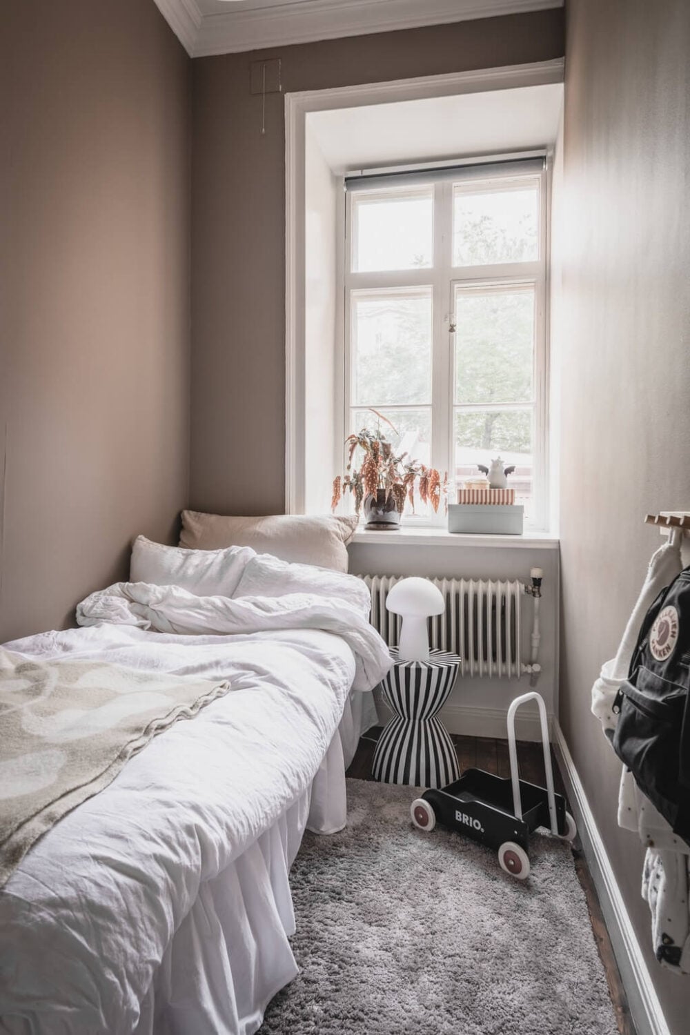 A Dark Gray Painted Ceiling in a Scandi Apartment 18 small-bedroom-serene-color-scheme-nordroom