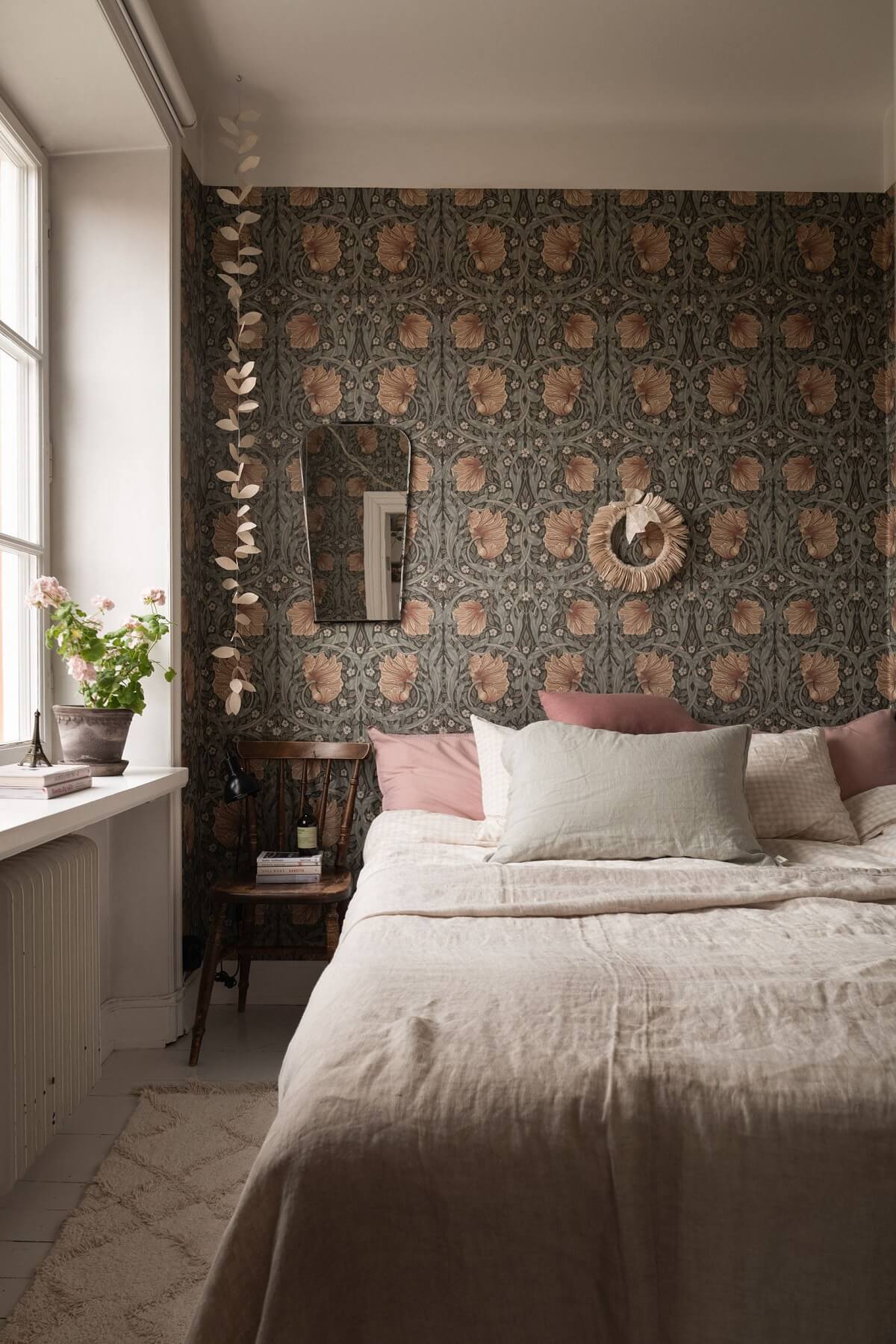 small-bedroom-william-morris-pimpernell-wallpaper-nordroom