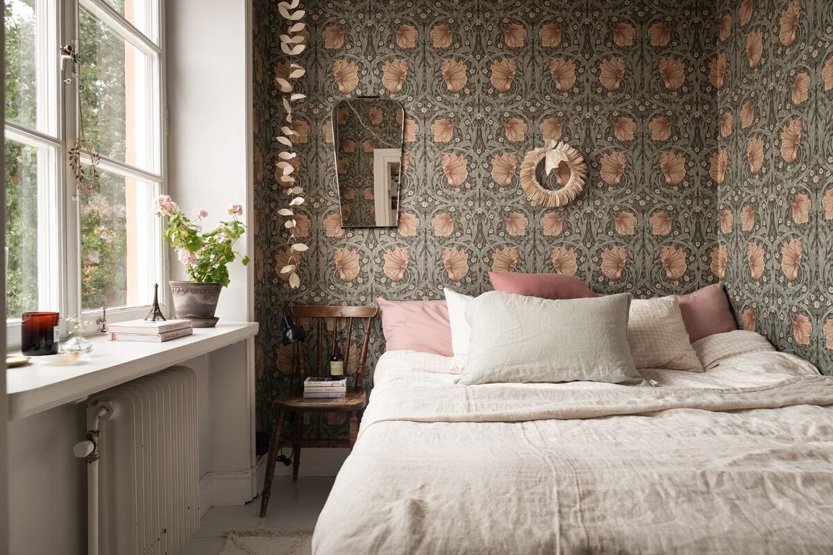 A Lovely Swedish Apartment with William Morris Bedroom 12 small-beroom-green-william-morris-wallpaper-nordroom