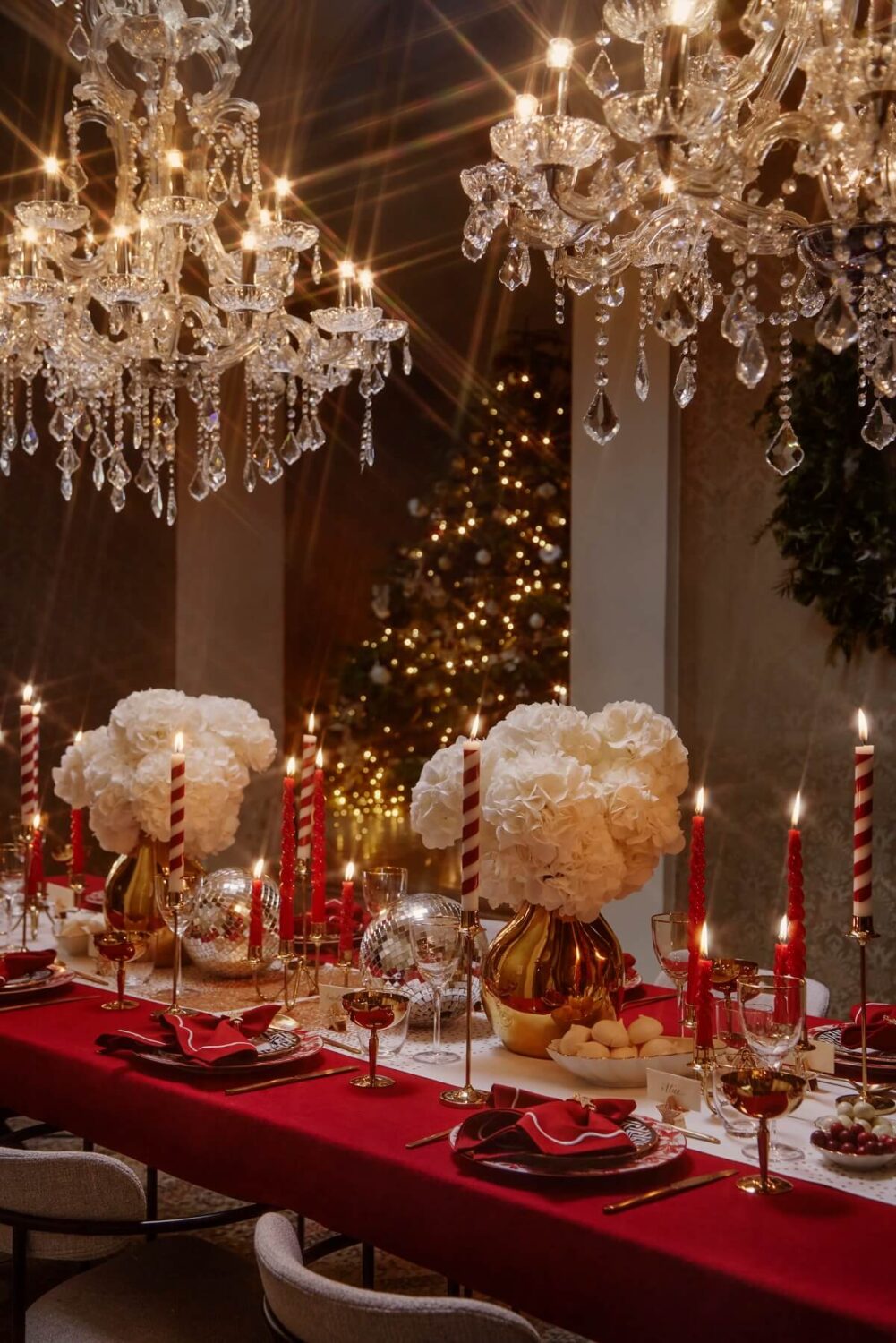 H&M HOME Christmas 2023: A Glittery and Joyful Holiday Season 12 table-setiing-large-chandeliers-hm-home-christmas-2023-nordroom