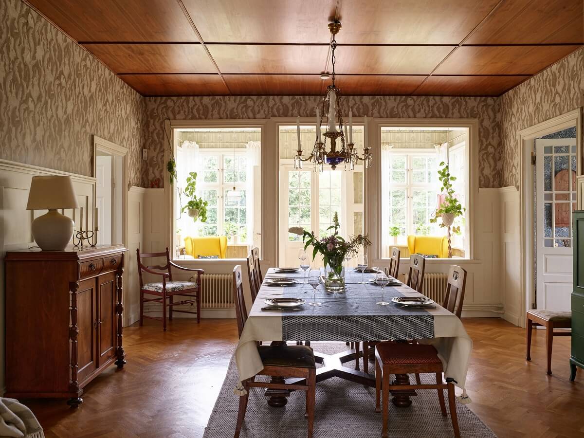 A Beautiful Swedish Country House with a Large Garden 9 wooden-ceiling-wallpaper-dining-room-nordroom