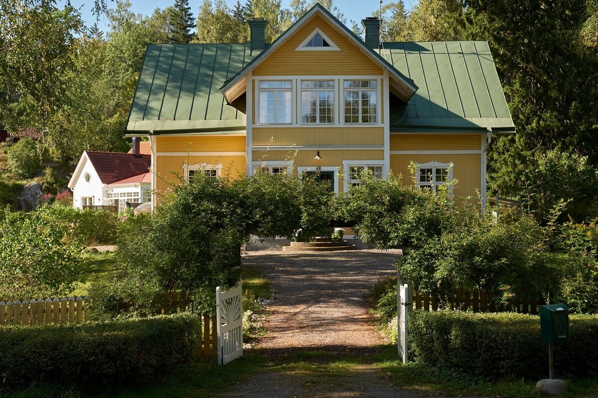 yellow-wooden-swedish-house-nordroom