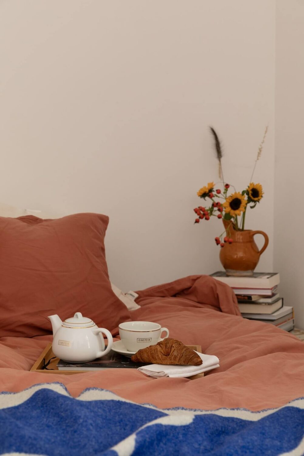 A Bright Scandinavian Apartment with a Light Gray Kitchen 20 bedroom-detail-pink-bedding-nordroom